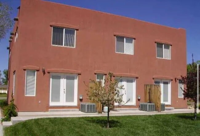 Building Photo - 2 story town house