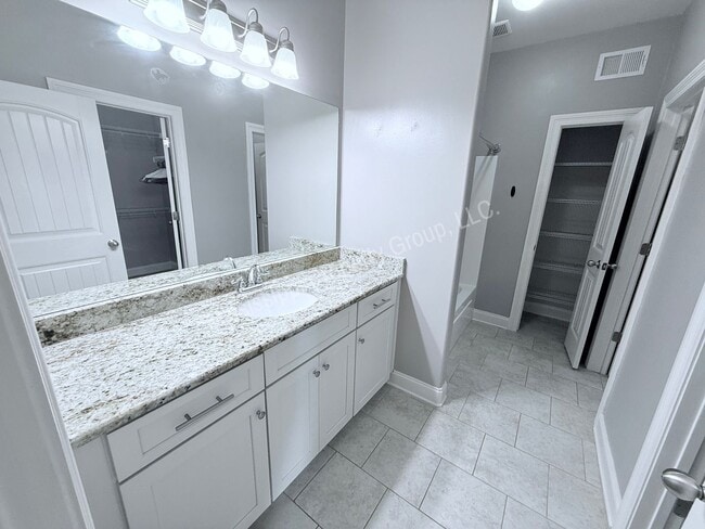 Building Photo - 4BR/4.5BA Stand Alone Unit For Rent
