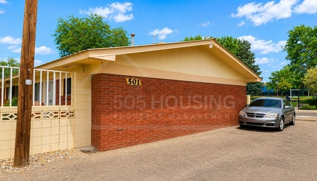 Building Photo - Large Move-In Ready 1-Bedroom Near Kirtland AFB