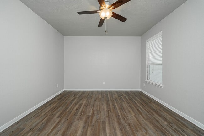 Building Photo - Spacious Townhome Available Now!