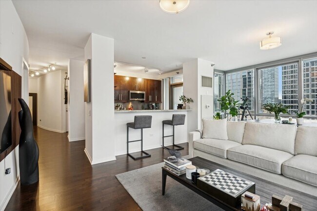 Building Photo - 123 S Green St