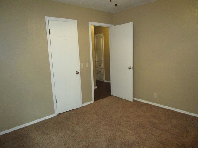 Building Photo - Move in Ready 3 or 4 bedroom