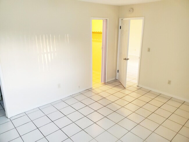 Building Photo - 5150 NE 17th Terrace