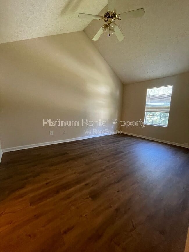 Building Photo - 9260 Golf View Dr