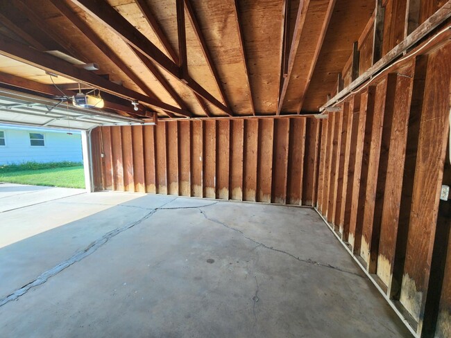 Building Photo - 1027 Cardinal St
