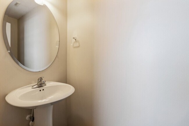 Building Photo - Commuter's Dream!!  3 Bedroom, 2.5 Bathroom Home in West Des Moines!