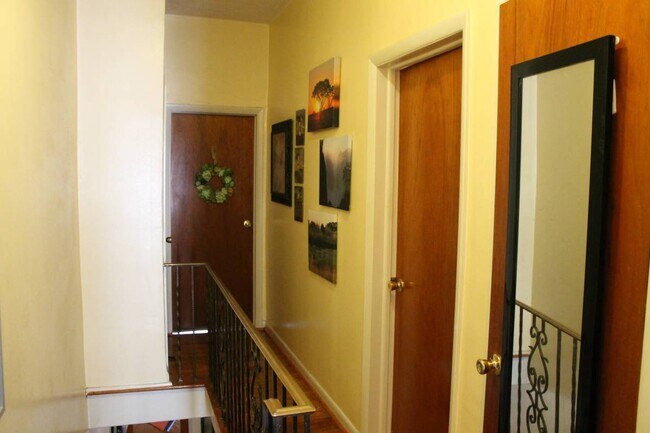 Building Photo - Well-maintained Passyunk Square 3 Bedroom ...