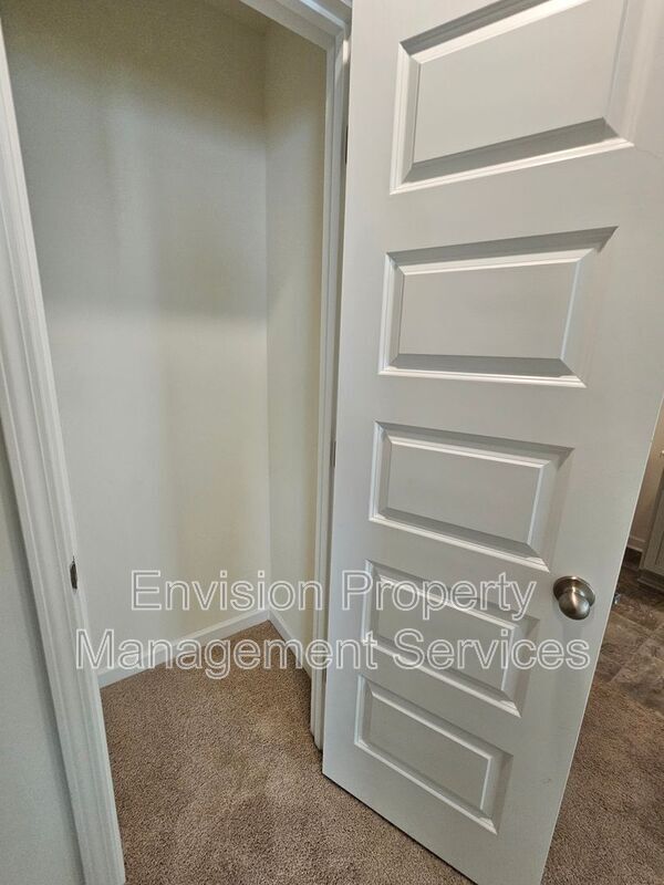 Building Photo - 611 Dairy Dr