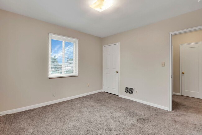 Building Photo - 404 S Chase Ave