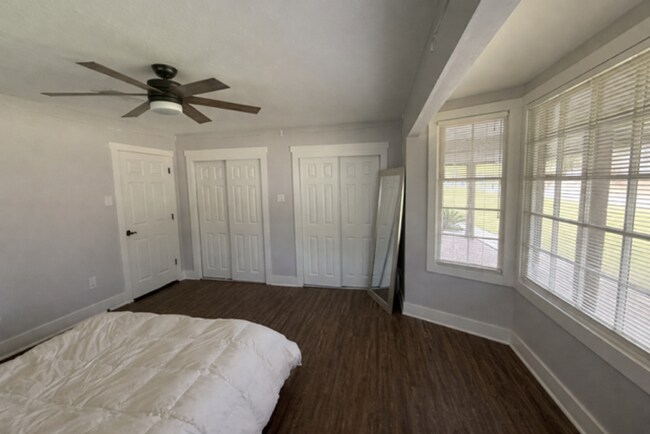 Building Photo - 902 N Texas St