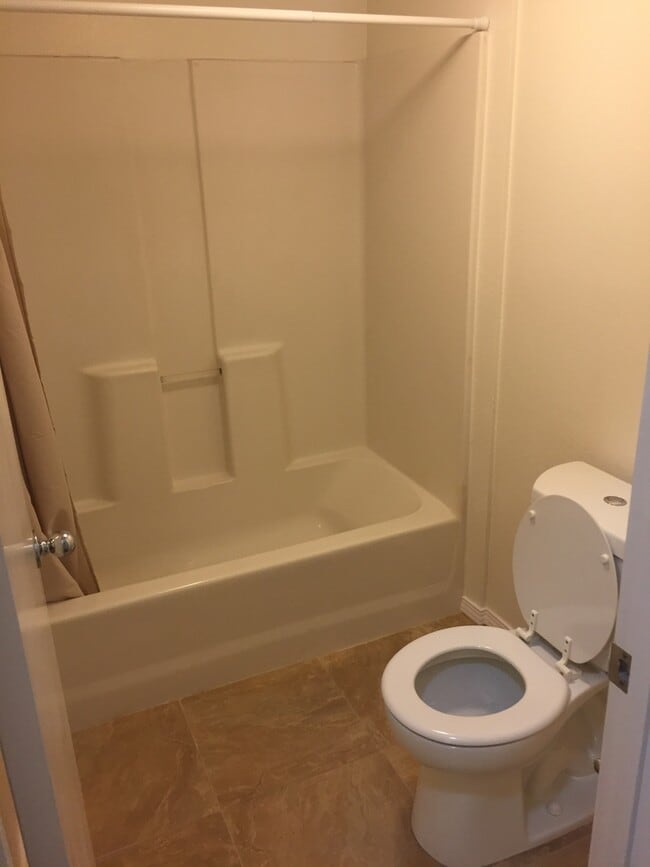 Building Photo - Large Condo with 2 bedrooms, 2 baths