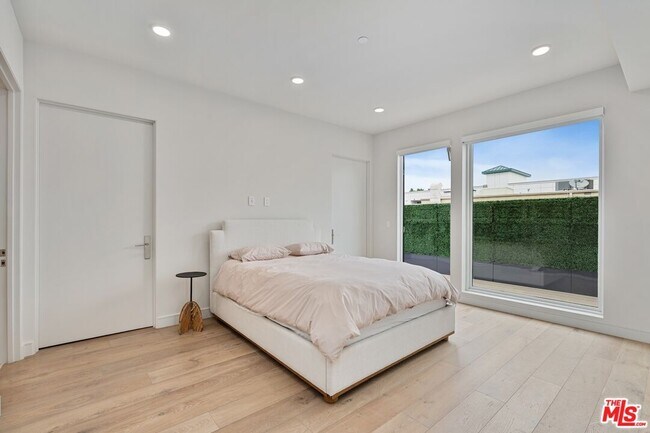 Building Photo - 505 S Barrington Ave