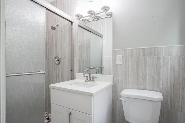 Building Photo - 3309 Poplar Dr