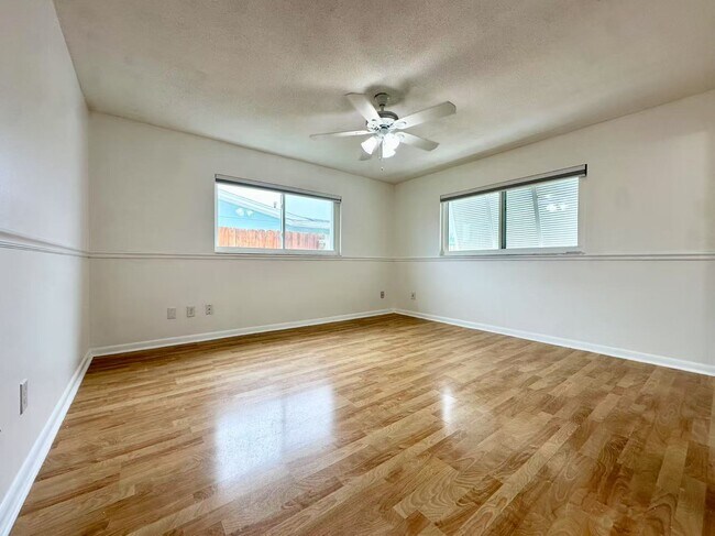 Building Photo - 1560 Salmon St