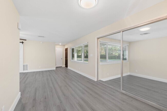 Building Photo - Mid-Century  3 bed/ 2 bath rental home with a huge bonus room