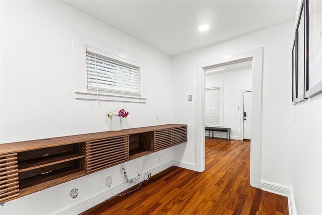 Building Photo - 315 W 9th St