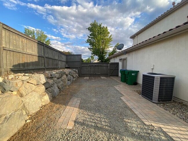 Building Photo - Top of the Hill - Gorgeous 5 Bedroom 3 Bat...