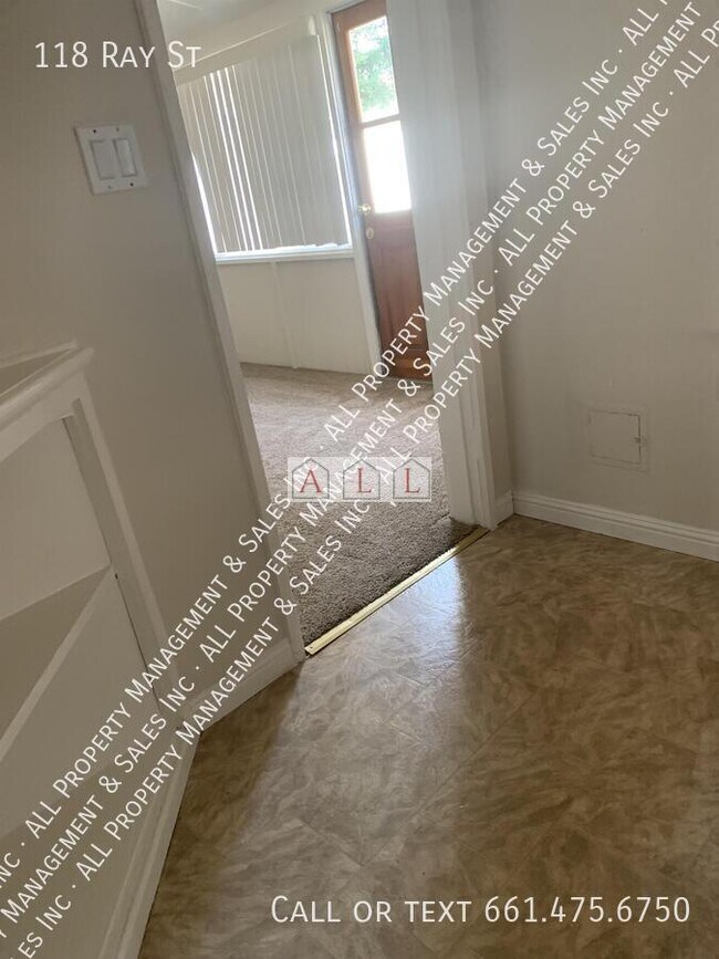 Building Photo - 118 Ray St