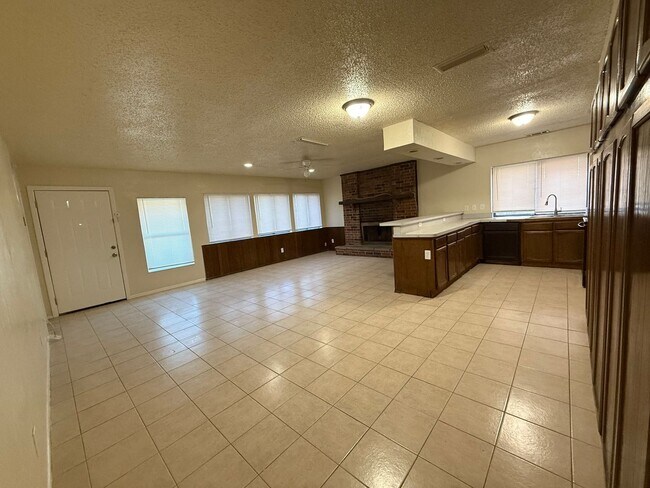 Building Photo - Nice and Spacious Home