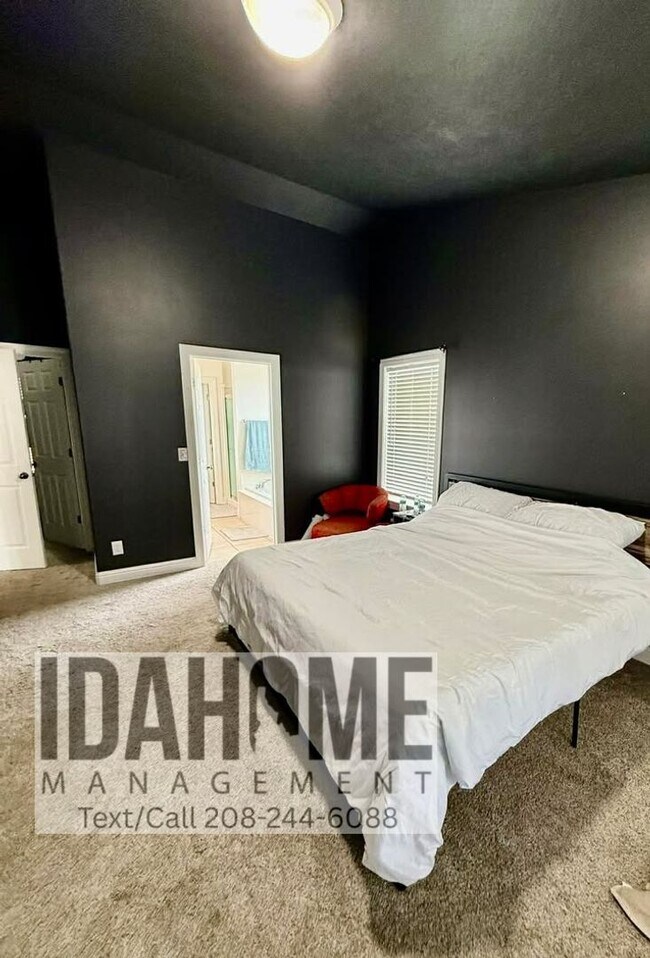 Building Photo - 2049 Sunrise Way