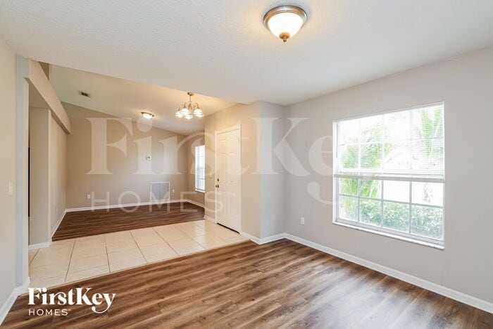 Building Photo - 422 SW Cherryhill Rd