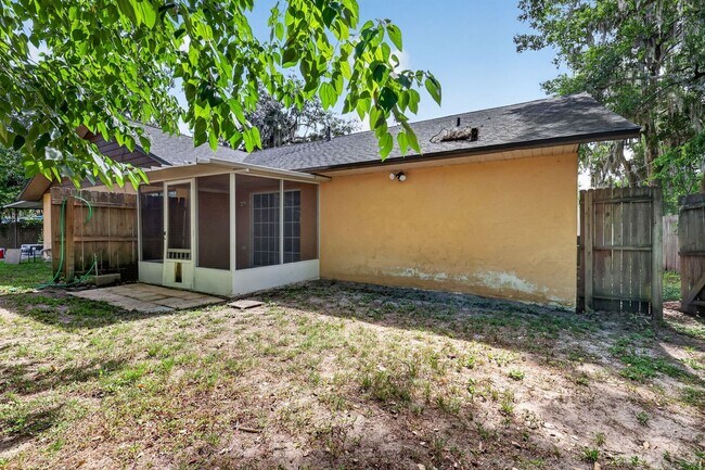 Building Photo - 2/2 Duplex in Umatilla w/ Private Fenced Yard & Dual Screened Patios!