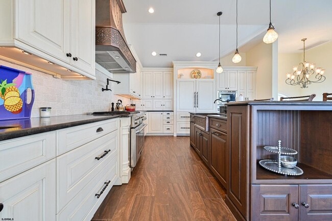 Building Photo - 400 17th St S