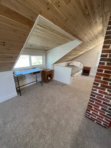 Building Photo - 202 E Rosebud Ave