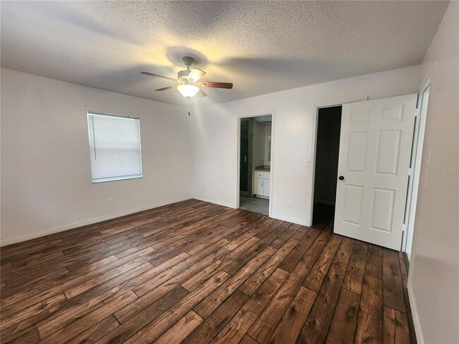 Building Photo - 9392 N Sandree Dr