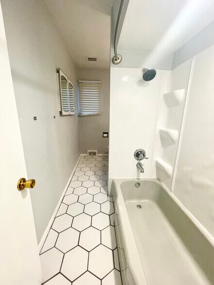 Building Photo - 1233 Park Ave