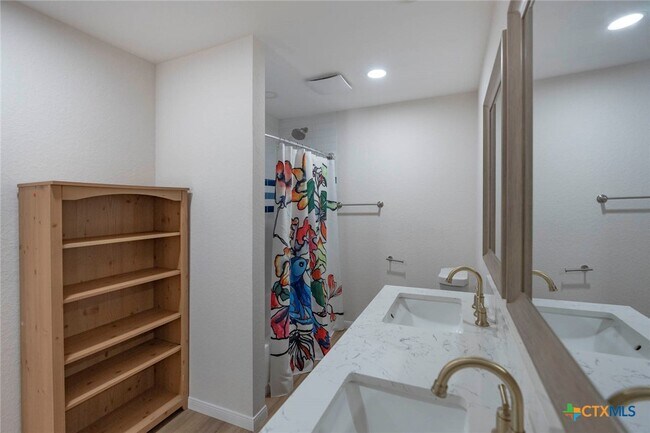 Building Photo - 268 White Oak Dr