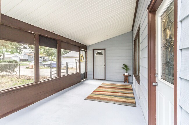 Building Photo - 1324 W Sioux St