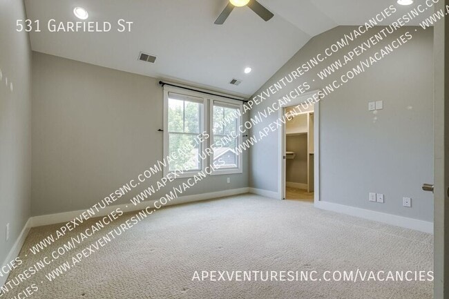 Building Photo - 531 Garfield St