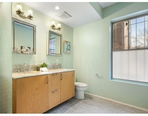 Building Photo - 1690 Washington St