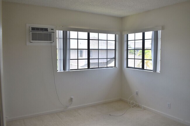 Building Photo - 3/2.5 West Loch Estates Single Family Home