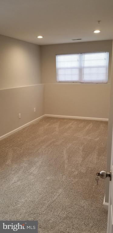 Building Photo - 8233 Lyndhurst St