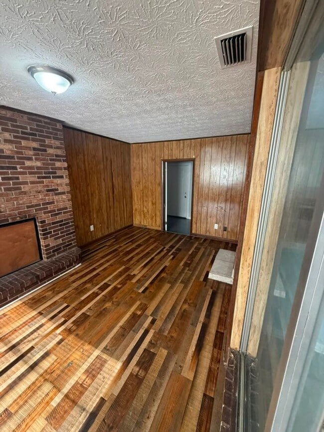 Building Photo - Fully Renovated 3/2 Available for Immediate Rent!