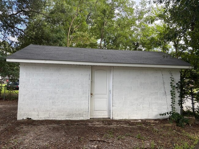 Building Photo - 210 Circle Dr