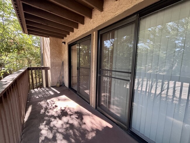 Building Photo - 307 Country View Ln