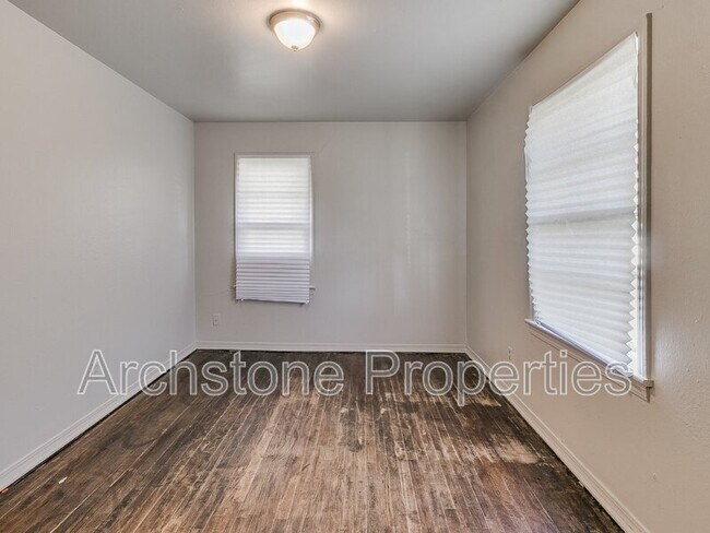 Building Photo - 937 N Locust Ln