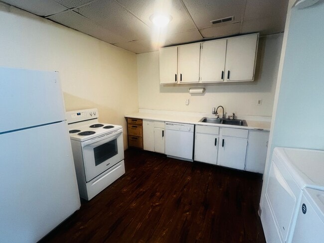 Building Photo - 409 Forest Ave