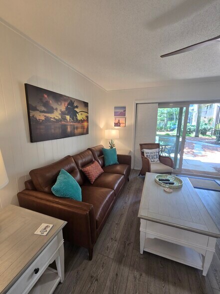 Building Photo - 26 S Forest Beach Dr
