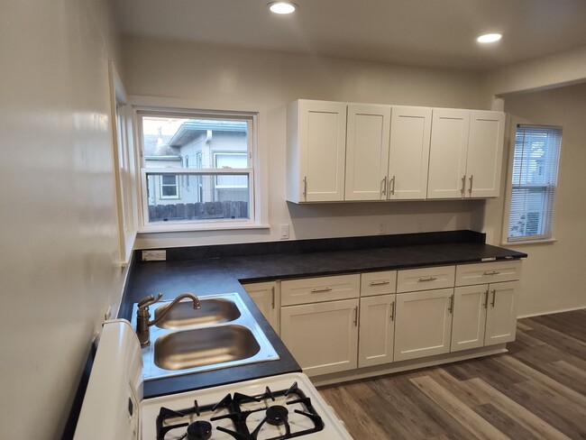 Building Photo - Updated 3-bed, 2-bath home near downtown O...