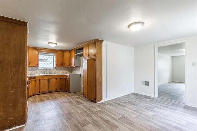 Building Photo - 5311 Pine Ave