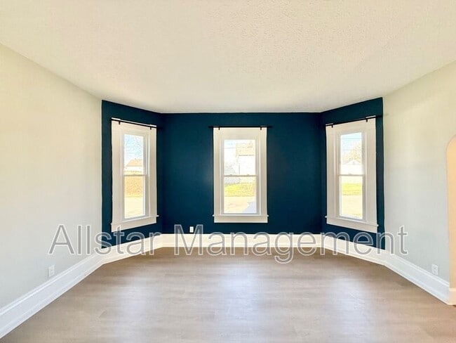 Building Photo - 924 Spring Ave NE