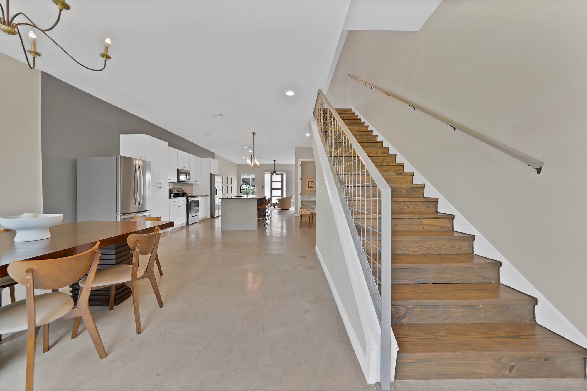 Building Photo - 4633 Calmont Ave