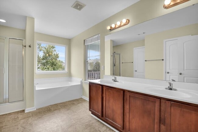 Building Photo - 3 Bedroom 3 Bathroom in Hinesville