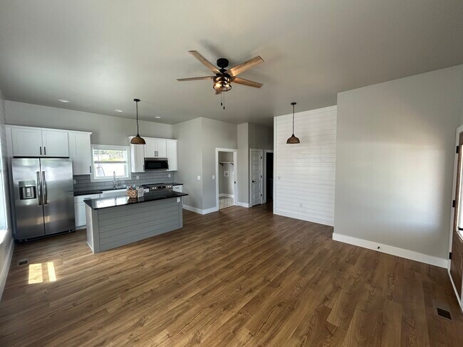 Building Photo - 211 Auttie Cir