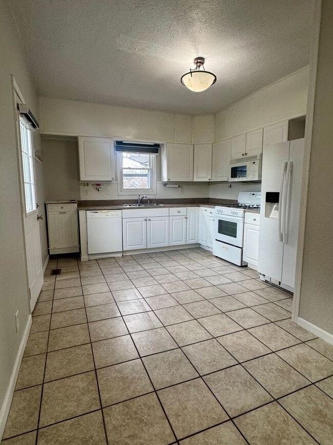 Building Photo - Newly Remodeled Southside 2B house with Garage