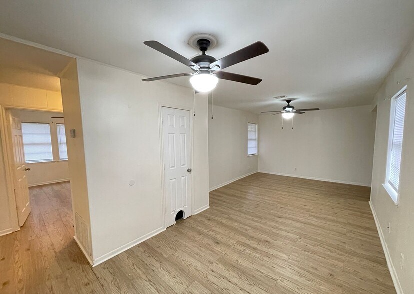 Building Photo - 109/111 E Comay Cir